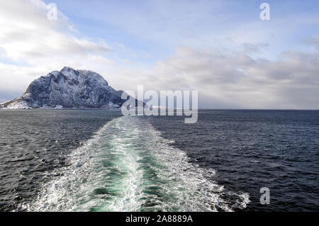 Umzug auf, entfernt die Stromversorgung von einem Felsvorsprung aus Norwegen Europa Stockfoto