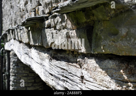 Perspektive Foto von einer schönen alten Holz- Sturz in einer baufälligen Scheune mit Schiefer Ridge Stockfoto