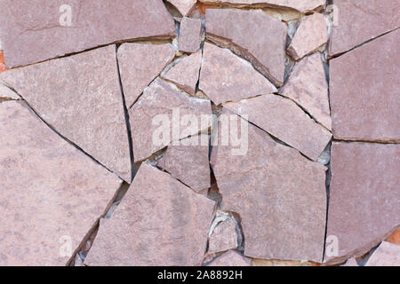 Steinmauer, die Beschaffenheit der äußeren Wand, beendete mit dekorativen steinen in verschiedenen Formen Stockfoto