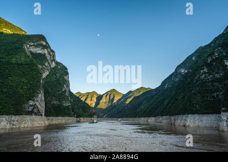 Malerischer Blick auf Drei Schluchten mit den Wu Schlucht und sonnigen blauen Himmel in China Stockfoto