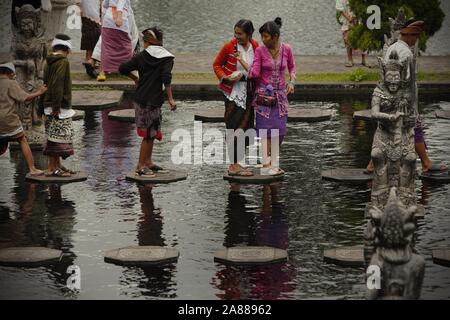 Leute, die eine gute Zeit im Tirta Gangga Wasserpalast in Karangasem, Bali, Indonesien haben. Stockfoto