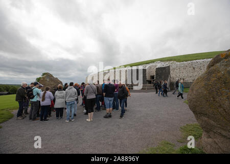 Newgrange megalithischen Grabhügel und Standing Stones, Grafschaft Meath, Republik von Irland Stockfoto