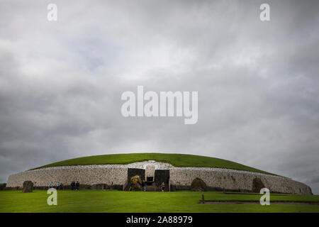 Newgrange megalithischen Grabhügel und Standing Stones, Grafschaft Meath, Republik von Irland Stockfoto