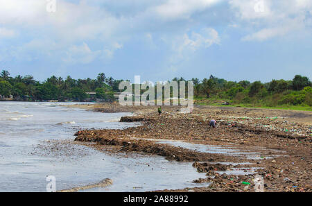 Meeresverschmutzung: Müll wird in der Sri-lankischen See bei Colombo abgesetzt. Stockfoto