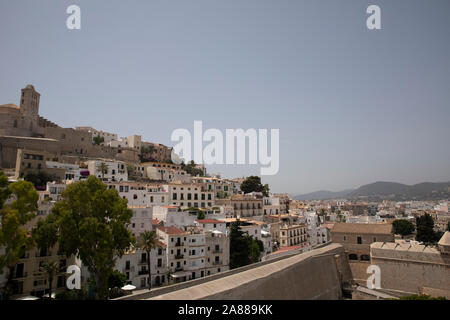 Waterfront und befestigte Altstadt Dalt Vila, Kathedrale, Ibiza-Stadt, Ibiza, Balearen, Spanien, Mittelmeer, Europa Stockfoto