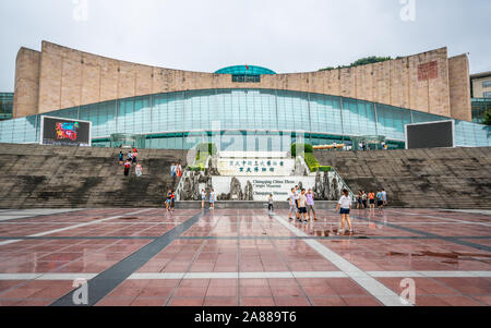 Chongqing, China, 6. August 2019: Frontansicht der Chongqing China Drei-schluchten-Museum und Menschen in Chongqing, China Stockfoto