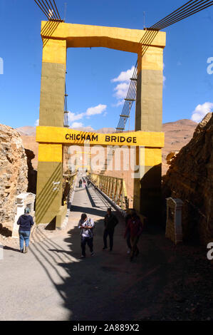 Chicham Brücke, Spiti Valley, Himachal Pradsh, Indien, Dezember 2019 - Asien neue Höchste Aussetzung versteift Steel truss Brücke über die Schlucht und Connec Stockfoto