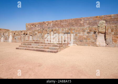 Halb-unterirdischen Tempel mit der Kalasasaya Tempel Wand in Tiwanaku archäologischen Komplex, Bolivien Stockfoto