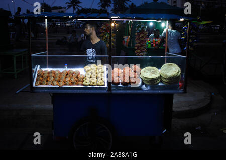 01. Dezember 2018: Street Hersteller in Sri Lanka Verkauf von Speisen im Galle Face, Colombo, Sri Lanka Stockfoto