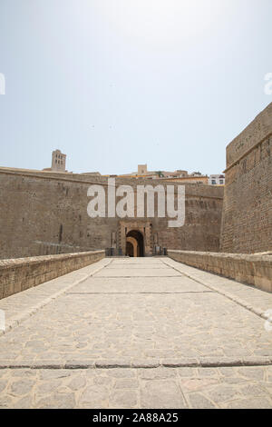 Waterfront und befestigte Altstadt Dalt Vila, Kathedrale, Ibiza-Stadt, Ibiza, Balearen, Spanien, Mittelmeer, Europa Stockfoto