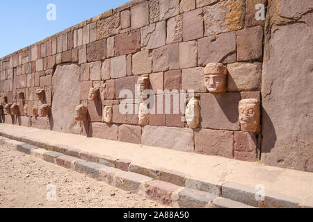 Stein zapfen Köpfe auf den Wänden der halb-unterirdischen Tempel in Tiwanaku archäologischen Komplex, Bolivien Stockfoto