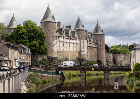 Das Château und ein Reisemobil Überquerung des Flusses Oust in Josselin, Morbihan, Bretagne, Frankreich Stockfoto