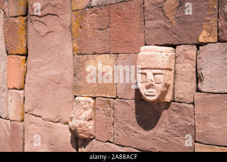 Stein zapfen Kopf auf den Wänden der halb-unterirdischen Tempel in Tiwanaku archäologischen Komplex, Bolivien Stockfoto