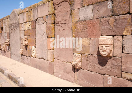 Stein zapfen Köpfe auf den Wänden der halb-unterirdischen Tempel in Tiwanaku archäologischen Komplex, Bolivien Stockfoto