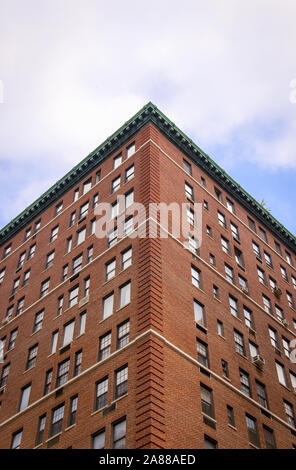 New York City Apartment Block. Low Angle View suchen, um sich an der Ecke eines typischen Manhattan Lager Apartment Block. Stockfoto
