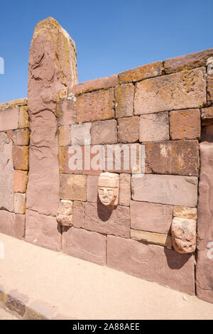 Stein zapfen Köpfe auf den Wänden der halb-unterirdischen Tempel in Tiwanaku archäologischen Komplex, Bolivien Stockfoto