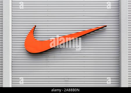 Bremen, Deutschland - Juli 2, 2017: Nike Logo auf einer Fassade eines speichern. Nike ist ein amerikanisches Unternehmen, spezialisiert auf die Sportgeräte in Beaverton, USA Stockfoto