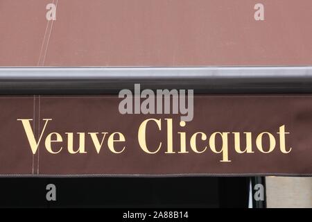 Kopenhagen, Dänemark - 28. August 2018: Veuve Clicquot Zeichen auf einem Speicher. Veuve Clicquot Ponsardin ist ein französischer Champagner Haus in Reims basierend Stockfoto