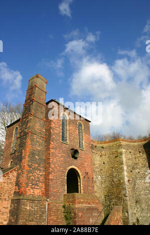 Ein alter englischer Viktorianischer Hochofen in Coalbrookdale, Shropshire, mit einem Eingang und Windows ähnelnd, ein menschliches Gesicht. Stockfoto