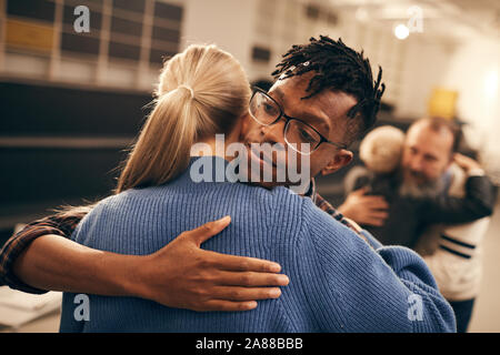 Junge afrikanische Mann in Brillen, die die junge Frau und genießen den Prozess während der Therapie Lektion Stockfoto