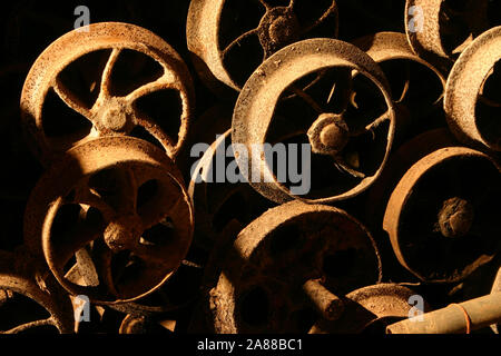 Rusty-Räder. Alte, rostige Räder nach links in einem längst vergessenen Bergbau Grube aufgegeben. Abstract full-frame Hintergrund Textur. Stockfoto