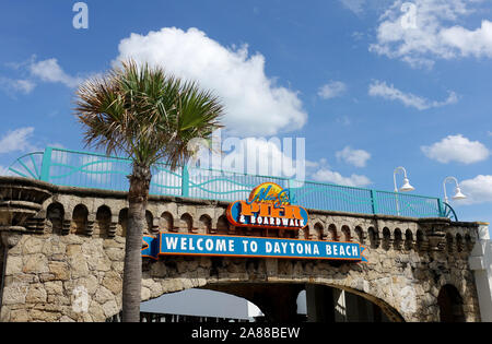 Daytona Beach Willkommen Schild am Eingang zum Main Street Pier und die Promenade. Stockfoto