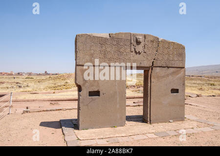 Sun's Gate ist ein geschnitzten steinernen Torbogen am Kalasasaya Tempel in Tiwanaku archäologischen Komplex, Bolivien Stockfoto