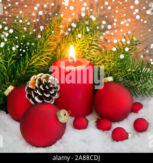 Weihnachtsdekoration mit Kugeln und Schnee Stockfoto