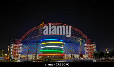 Doha, Katar - 10. Oktober 2019: Madinath Khalifa Stadium während der Nacht in Doha. Stockfoto