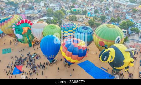 Eine bunte Szene am Pushkar Camel Fair, mit einem Luftbild von 10 Heißluftballons Vorbereitung vom Boden abheben. Stockfoto