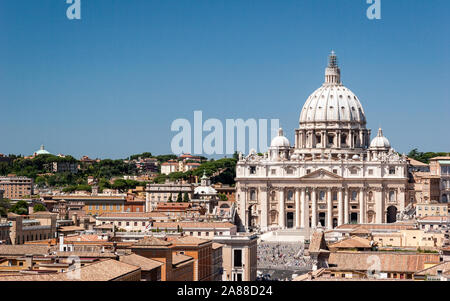 Die Vatikanstadt. Einen erhöhten Blick über die Dächer der Vatikanstadt in Richtung St. Peter's Square und der Basilika. Stockfoto