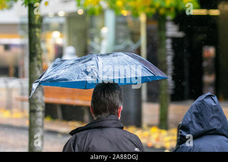 Preston, Lancashire. UK Wetter. 7 Nov, 2019. Starker Regen an den Start in den Tag in der Innenstadt. Kredit; Quelle: MediaWorldImages/Alamy leben Nachrichten Stockfoto