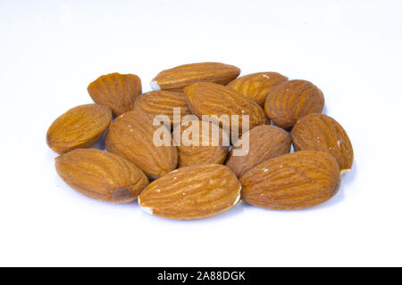 Kombination von Cashew Nüssen, Mandeln, Nüssen und Rosinen, gesunden Snack gemischte Nüsse und getrocknete Früchte. Stockfoto