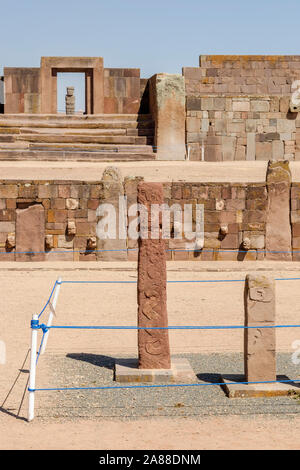 Zapfen, Köpfe auf der halb-unterirdischen Tempel mit der Kalasasaya Tempel und Ponce monolith im Hintergrund Tiwanaku archäologischen Komplex, Bolivien Stockfoto