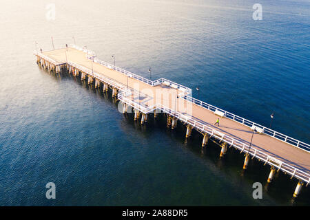 Luftaufnahme auf Pier in Gdynia Orlowo. Stockfoto