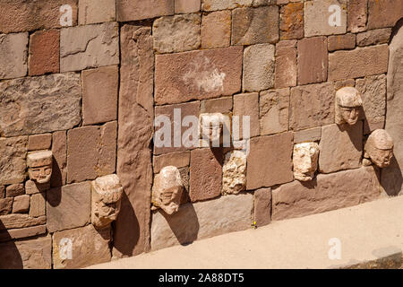 Stein zapfen Köpfe auf den Wänden der halb-unterirdischen Tempel in Tiwanaku archäologischen Komplex, Bolivien Stockfoto