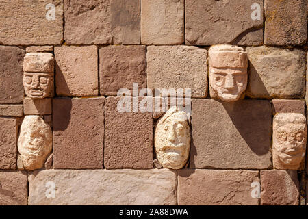 Stein zapfen Köpfe auf den Wänden der halb-unterirdischen Tempel in Tiwanaku archäologischen Komplex, Bolivien Stockfoto