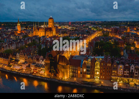 Blick auf die Altstadt in Danzig durch den Abend. Stockfoto