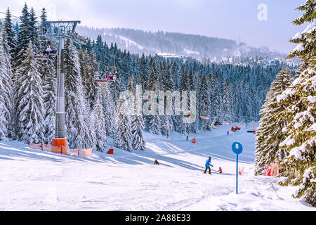 Kopaonik, Serbien - Januar 22, 2016: Luftbild Panorama von Ski Resort, Hang, Sesselbahn, Häuser und Bäume mit Schnee bedeckt Stockfoto