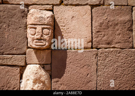 Stein zapfen Köpfe auf den Wänden der halb-unterirdischen Tempel in Tiwanaku archäologischen Komplex, Bolivien Stockfoto