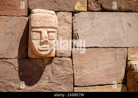 Stein zapfen Kopf auf den Wänden der halb-unterirdischen Tempel in Tiwanaku archäologischen Komplex, Bolivien Stockfoto