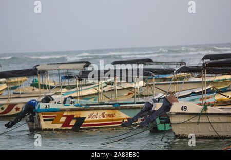 Sri Lanka die traditionelle Fischerei Katamarane, bunten Fischerboote in den Hafen von Chania, Sri Lanka Srilankan traditionelle Fischerei indus angedockt Stockfoto