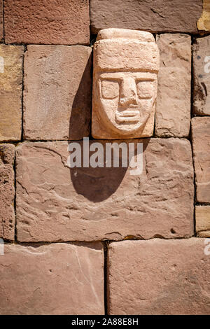 Stein zapfen Kopf auf den Wänden der halb-unterirdischen Tempel in Tiwanaku archäologischen Komplex, Bolivien Stockfoto