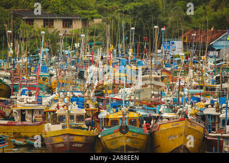 Sri Lanka die traditionelle Fischerei Katamarane, bunten Fischerboote in den Hafen von Chania, Sri Lanka Srilankan traditionelle Fischerei indus angedockt Stockfoto