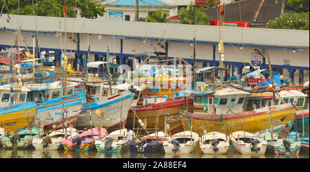 Sri Lanka die traditionelle Fischerei Katamarane, bunten Fischerboote in den Hafen von Chania, Sri Lanka Srilankan traditionelle Fischerei indus angedockt Stockfoto