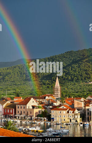 Regenbogen endet in der schönen Altstadt von Stari Grad auf der Insel Hvar in Kroatien Stockfoto