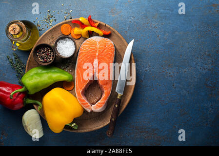 Kochen gesund Essen mit Lachs Steak und Gemüse Stockfoto