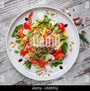 Salat aus Wachteleiern, Bohnen in Schoten, Tomaten, Zwiebeln und anderen Zutaten Stockfoto