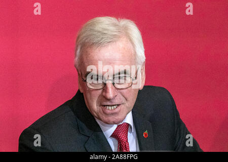 Liverpool, Merseyside. 7. November 2019. John McDonnell, der Schatzkanzler, sprechen in der Stadt Liverpool die erste große politische Ansage in der Leitung bis zum 12. Dezember allgemeine Wahl zu verkünden. Er skizziert Pläne, HM Treasury zu brechen und ein grosser Teil der Entscheidungsfindung im Norden bewegen. Herr McDonnell ist auch Verpfändung eine zusätzliche £ 150 Mrd. in eine neue soziale Transformation Fonds in den ersten fünf Jahren der "Unsere Labour-Regierung' ausgegeben werden. Credit: cernan Elias/Alamy leben Nachrichten Stockfoto