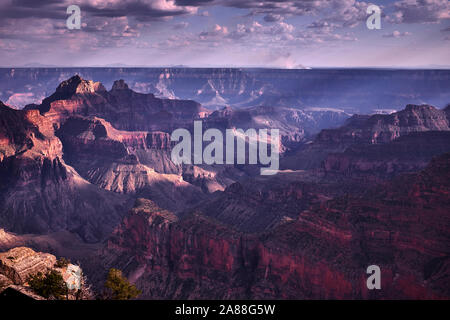 Wildes Feuer und Rauch vom Bright Angel Point im Grand Canyon, Arizona, USA gesehen Stockfoto